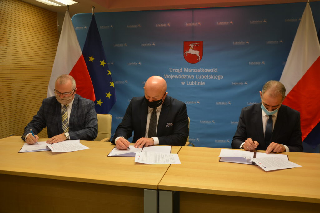 Podpisanie porozumienia: od lewej: Burmistrz Bełżyc Ireneusz Łucka, Marszałek Województwa Lubelskiego Jarosław Stawiarski, Starosta Powiatu Lubelskiego Zdzisław Antoń.