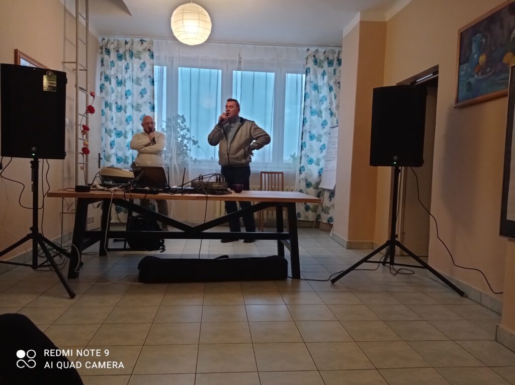 Na zdjęciu dwóch panów z mikrofonami