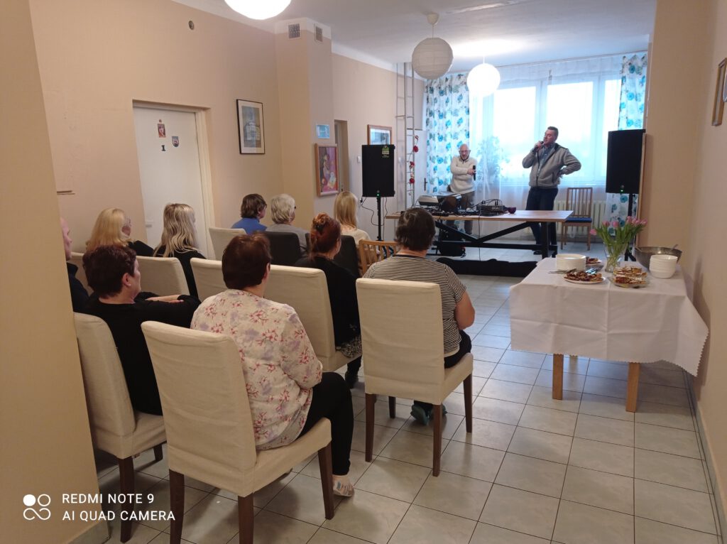 Na zdjęciu uczestnicy oraz wykonawcy koncertu z okazji Dnia Kobiet