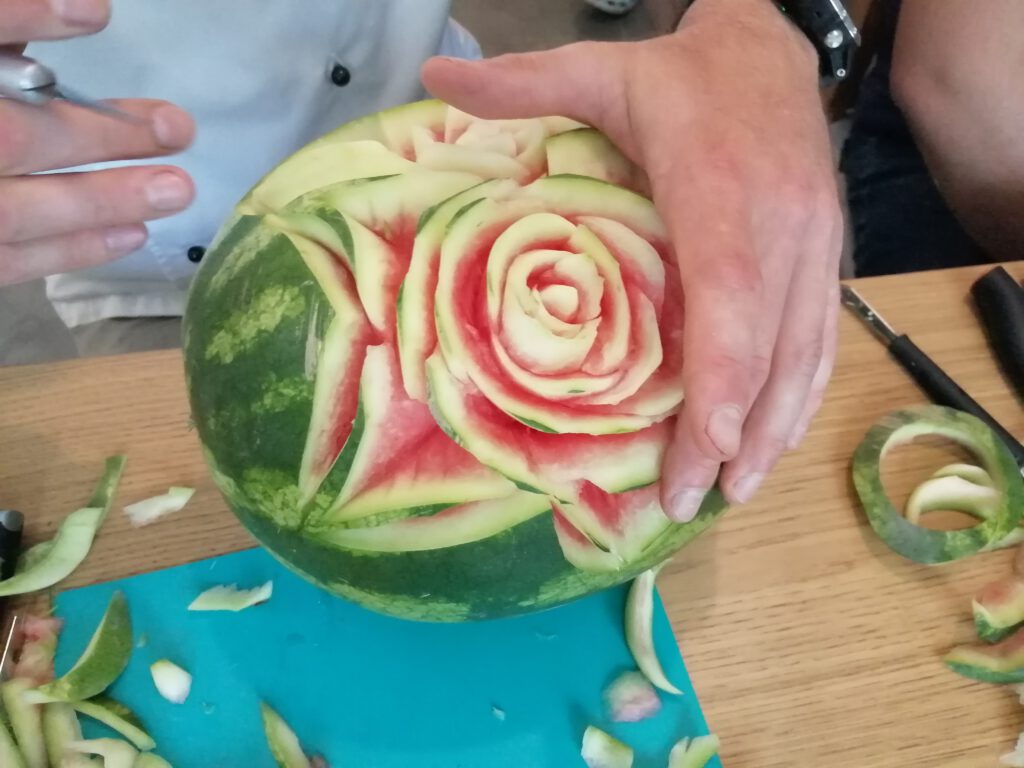 Na zdjęciu arbuz artystycznie wycięty.