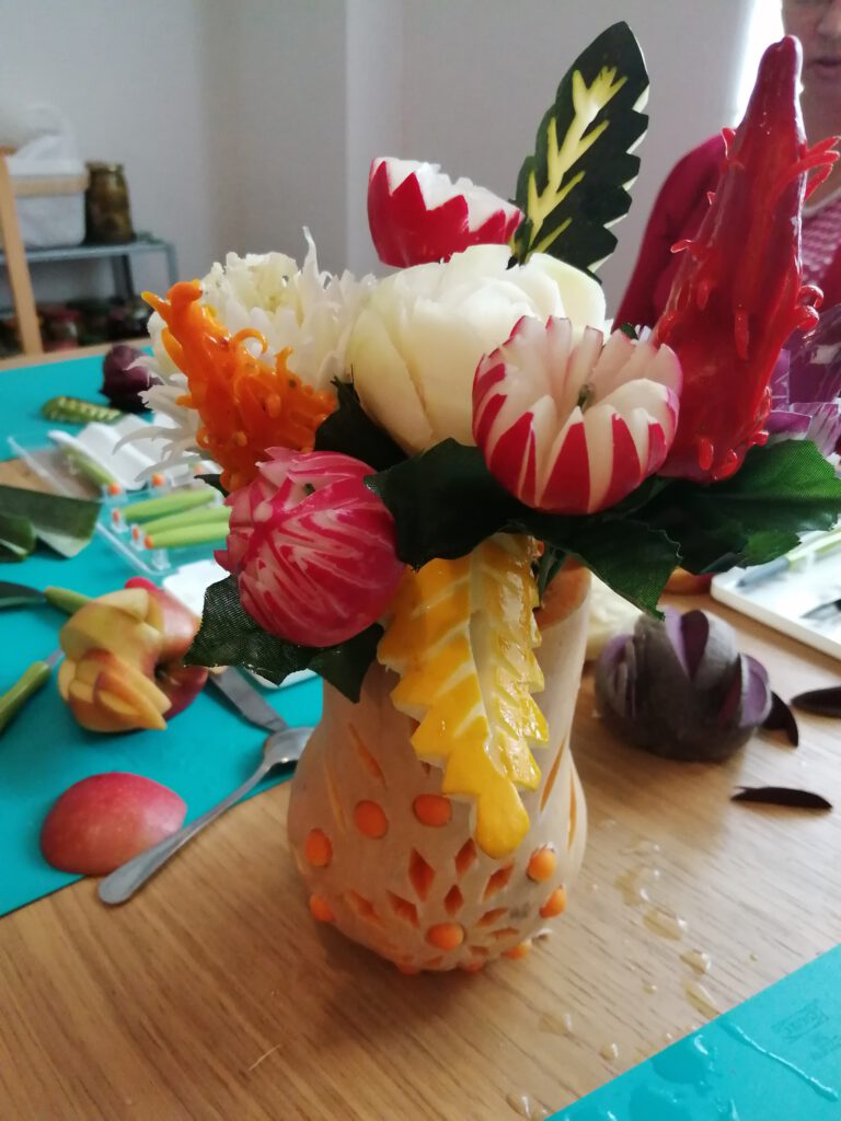 Zdjęcie bukietu wykonanego z warzyw artystycznie wyciętych.