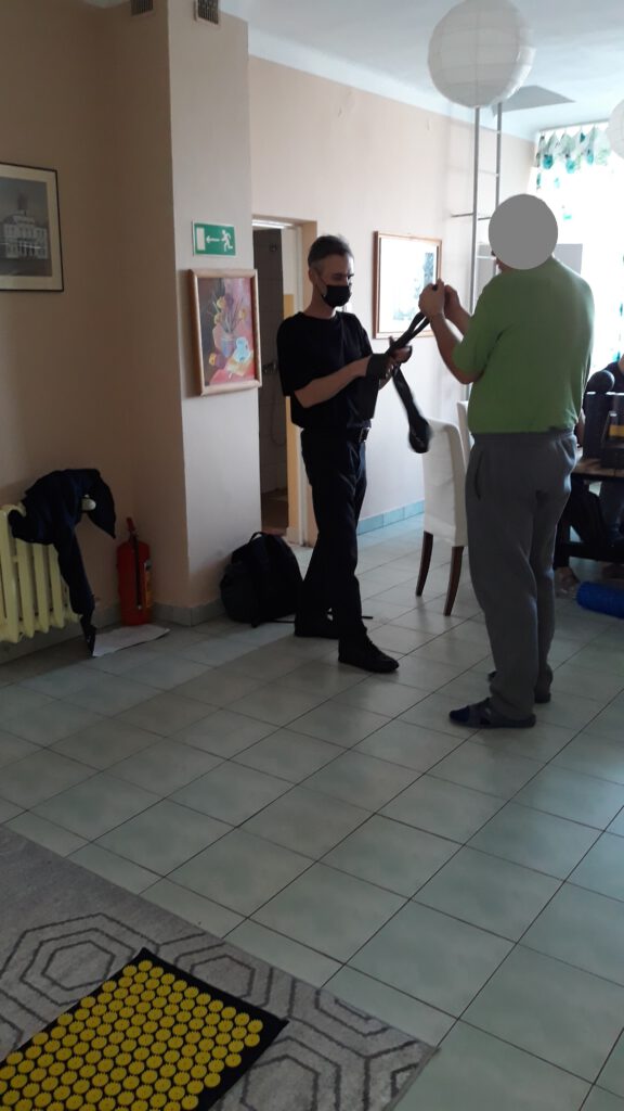 Zdjęcie uczestników kursu " Zdrowy kręgosłup" podczas ćwiczeń