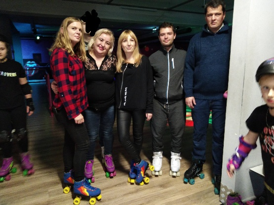 Zdjęcie grupy osób na wrotkach