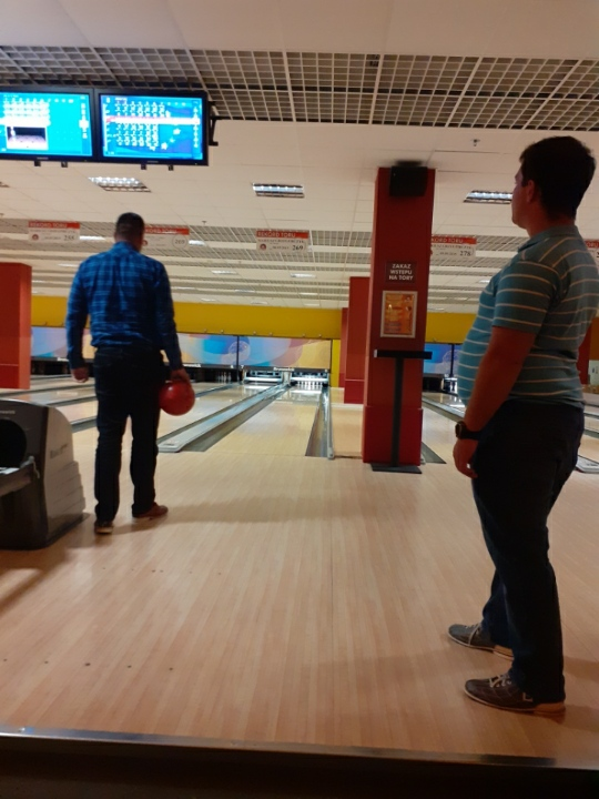 Zdjęcie mieszkańców MW podczas gry w kręgle