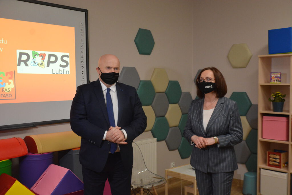 Od lewej: Marszałek Województwa Lubelskiego Jarosław Stawiarski oraz Dyrektor Regionalnego Ośrodka Polityki Społecznej Małgorzata Romanko