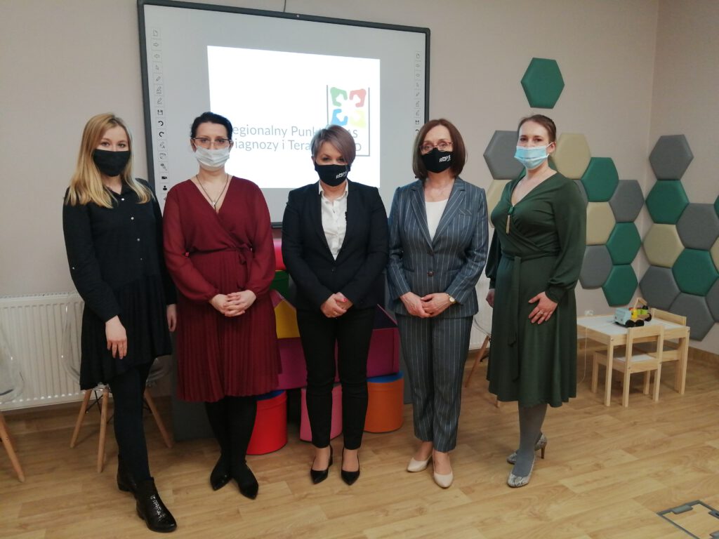 Od lewej: Weronika Czapka pracownik w Regionalnym Punkcie Diagnozy i Terapii FAS/FASD W Lublinie, Agnieszka Lembrych-Furtak pracownik Punktu, Edyta Filipczak zastępca Dyrektora ROPS Lublin, Małgorzta Romanko Dyrektor ROPS Lublin oraz Justyna Syroka pracownik Punktu
