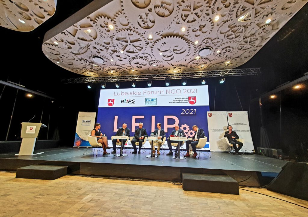 Panel dyskusyjny. Od lewej Magdalena Arczewska- Moderator, Przemysław Jaśkiewicz- NIW, Andrzej Radniecki- Departament Ekonomii Społecznej i Solidarnej, Krzysztof Jakubowski- Fundacja Wolności, Wojciech Dec FLOP oraz Waldemar Weihs- Fundacja "Merkury