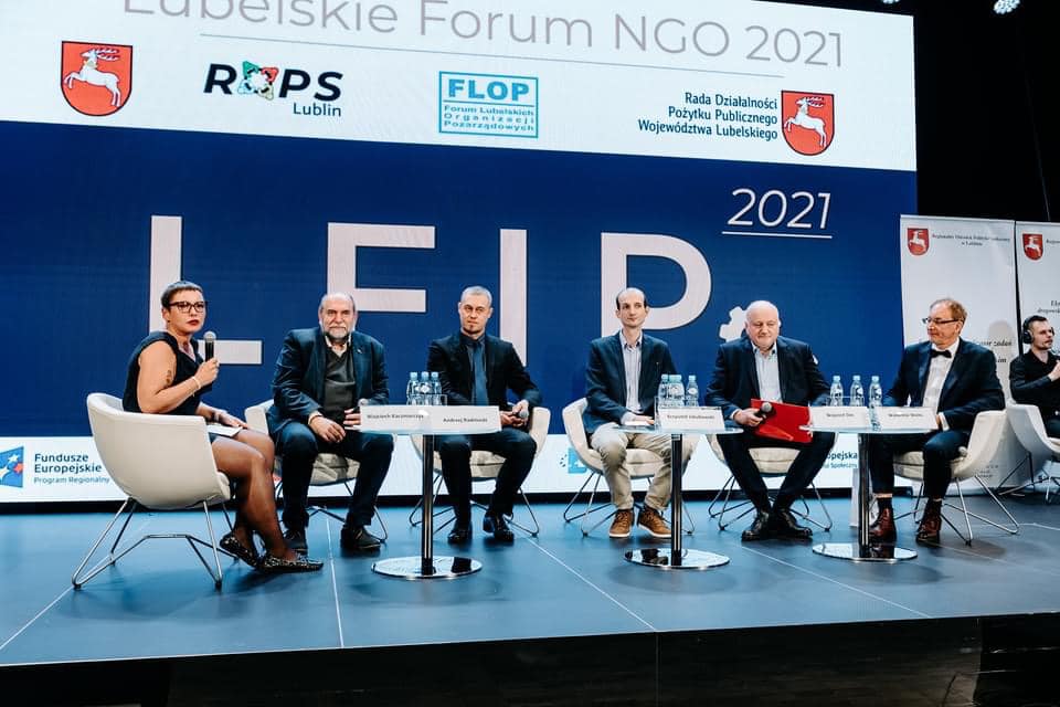 Panel dyskusyjny. Od lewej Magdalena Arczewska- Moderator, Przemysław Jaśkiewicz- NIW, Andrzej Radniecki- Departament Ekonomii Społecznej i Solidarnej, Krzysztof Jakubowski- Fundacja Wolności, Wojciech Dec FLOP oraz Waldemar Weihs- Fundacja "Merkury