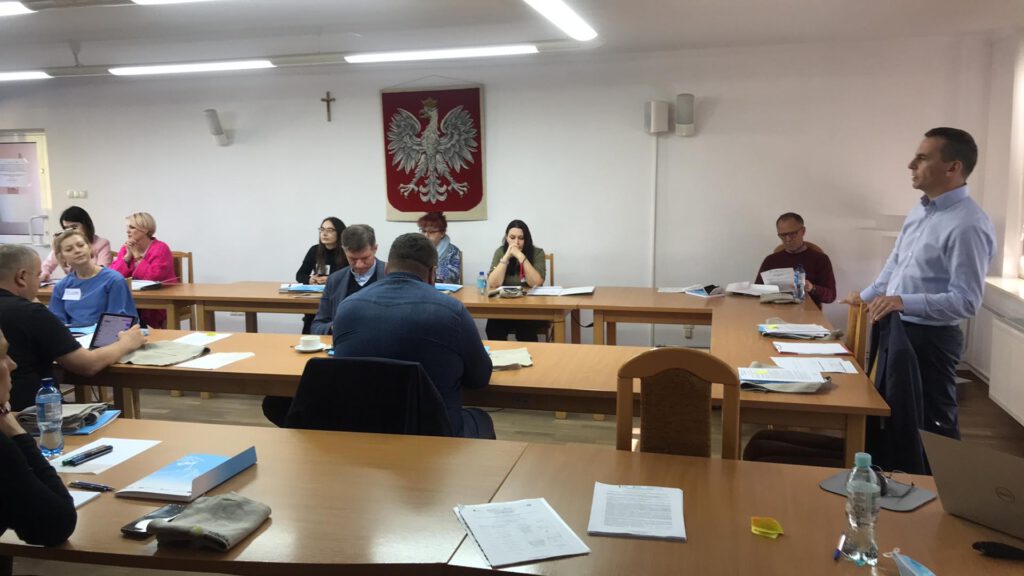 Uczestnicy spotkania, tj. przedstawiciele jst, przedstawiciele OWES, PCPR, PUP, OPS, KGW, PES oraz trener Paweł Kozak.