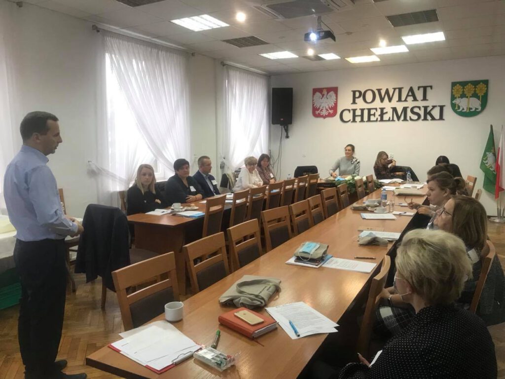 Przemysław Kozak, trener, doradca wraz z uczestnikami spotkania w Powiecie Chełmskim