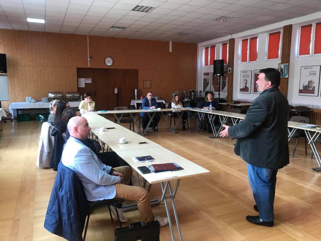 Pan Tomasz Schimanek szkoleniowiec i doradca wraz z uczestnikami szkolenia w Powiecie Hrubieszowskim