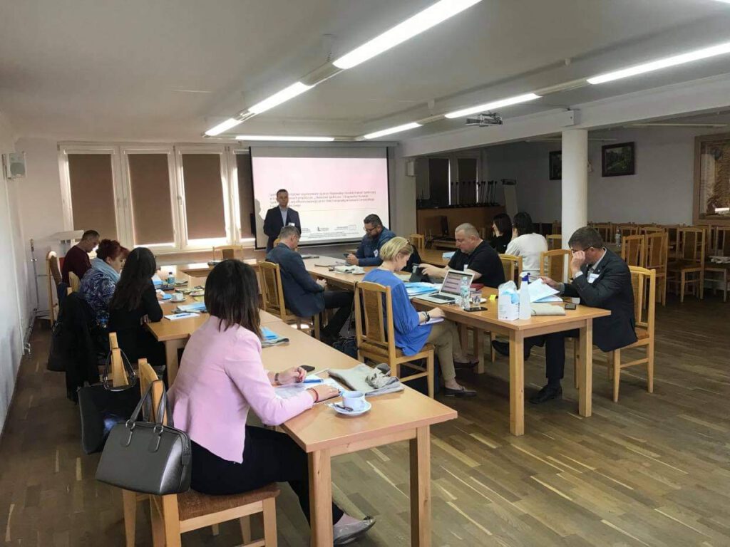 Uczestnicy spotkania, tj. przedstawiciele jst, przedstawiciele OWES, PCPR, PUP, OPS, KGW, PES oraz trener Paweł Kozak.