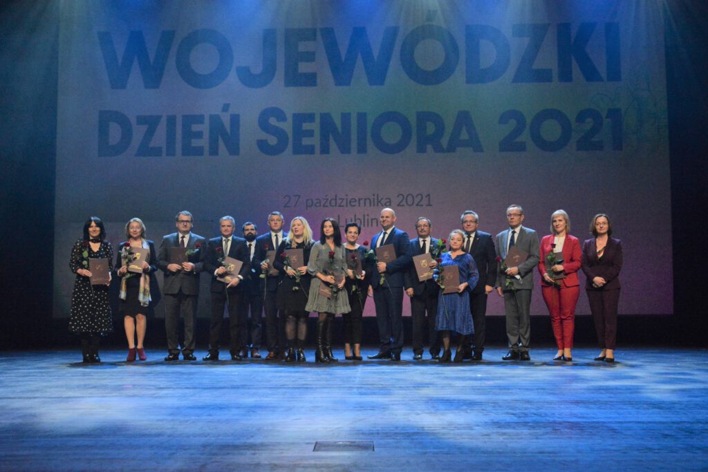 Wojewódzki Dzień seniora - zdjęcie grupowe lauratów