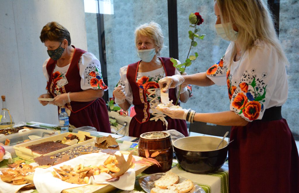  Koło Gospodyń Wiejskich z lokalnymi produktami