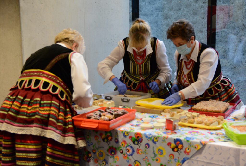  Koło Gospodyń Wiejskich z lokalnymi produktami