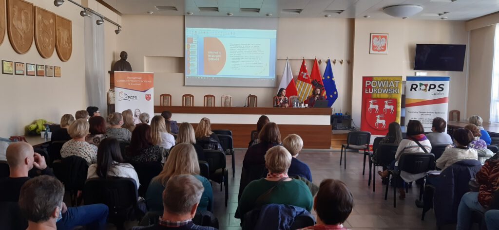 Zdjęcie prowadzącej i uczestników szkolenia z problematyki FAS/FASD dla Powiatowego Centrum Pomocy Rodzinie w Łukowie