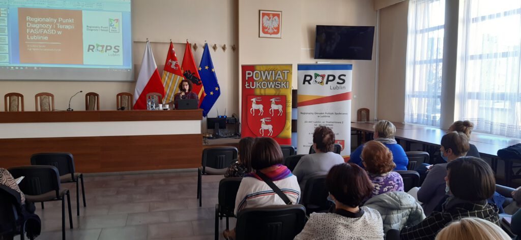 Zdjęcie prowadzącej szkolenie z problematyki FAS/FASD oraz uczestników szkolenia