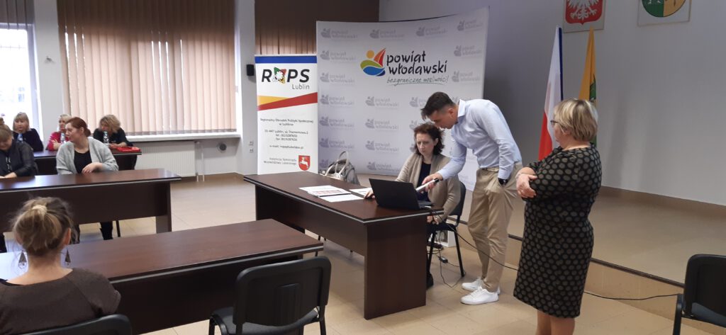 zdjęcie prowadzącej szkolenie