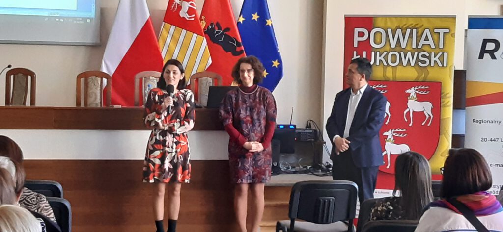 zbliżenie na prowadzącą szkolenie z problematyki FAS/FASD, Dyrektora Powiatowego Centrum Pomocy Rodzinie w Łukowie oraz Pan Sekretarz Powiatu Łukowskiego