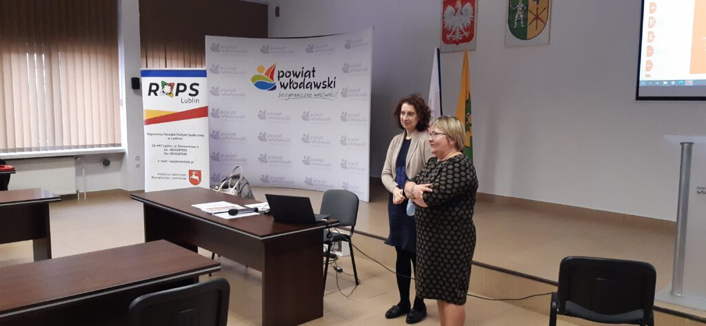 zbliżenie na prowadzącą szkolenie z problematyki FAS/FASD oraz Pani Dyrektor Powiatowego Centrum Pomocy Rodzinie we Włodawie.