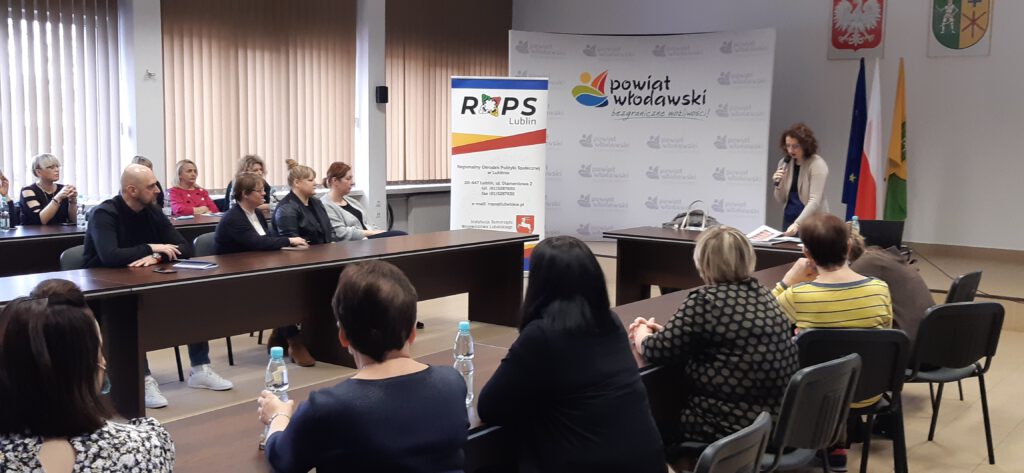 zbliżenie na uczestników szkolenia i prowadzącą szkolenie z problematyki FAS/FASD