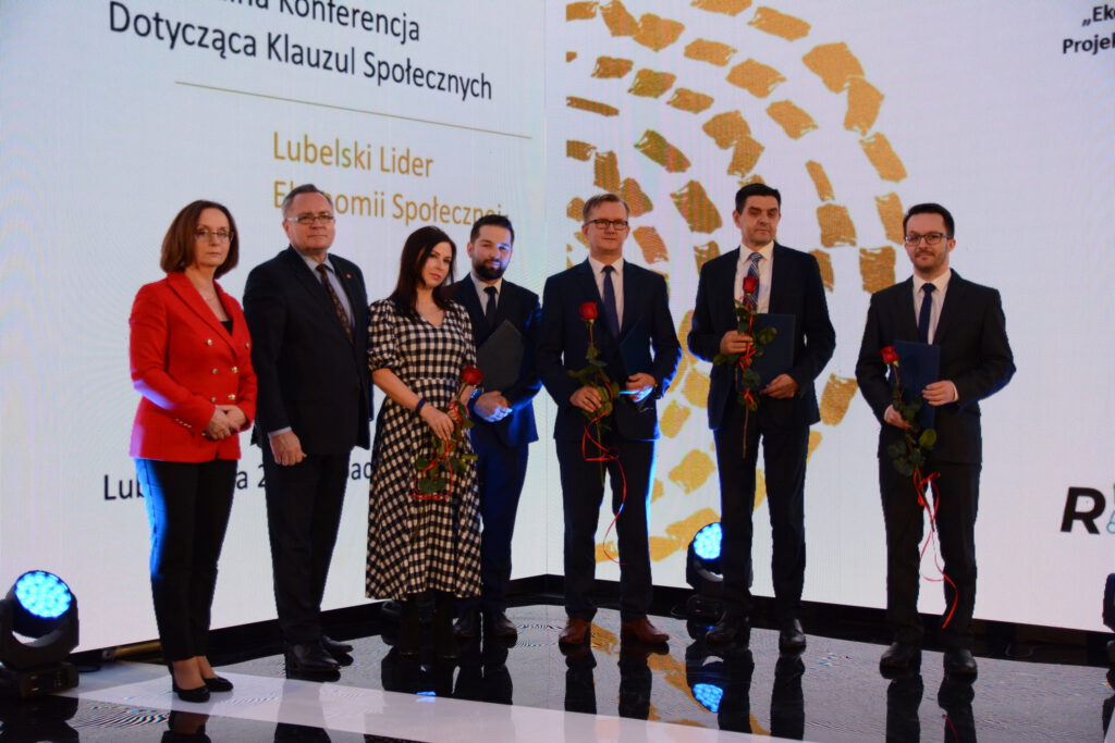 Od lewej: Małgorzata Romanko- Dyrektor ROPS Lublin, Zbigniew Wojciechowski- Wicemarszałek Województwa Lubelskiego, Magdalena Białkowska- Kierownik OPS Kurów, Arkadiusz Małecki- Wójt Gminy Kurów, Tomasz Skroban sekretarz gminy Susiec, Adam Kuna- Zastępca Wójta Gminy Głusk, Paweł Łysańczuk- Zastępca Burmistrza Miasta Międzyrzec Podlaski