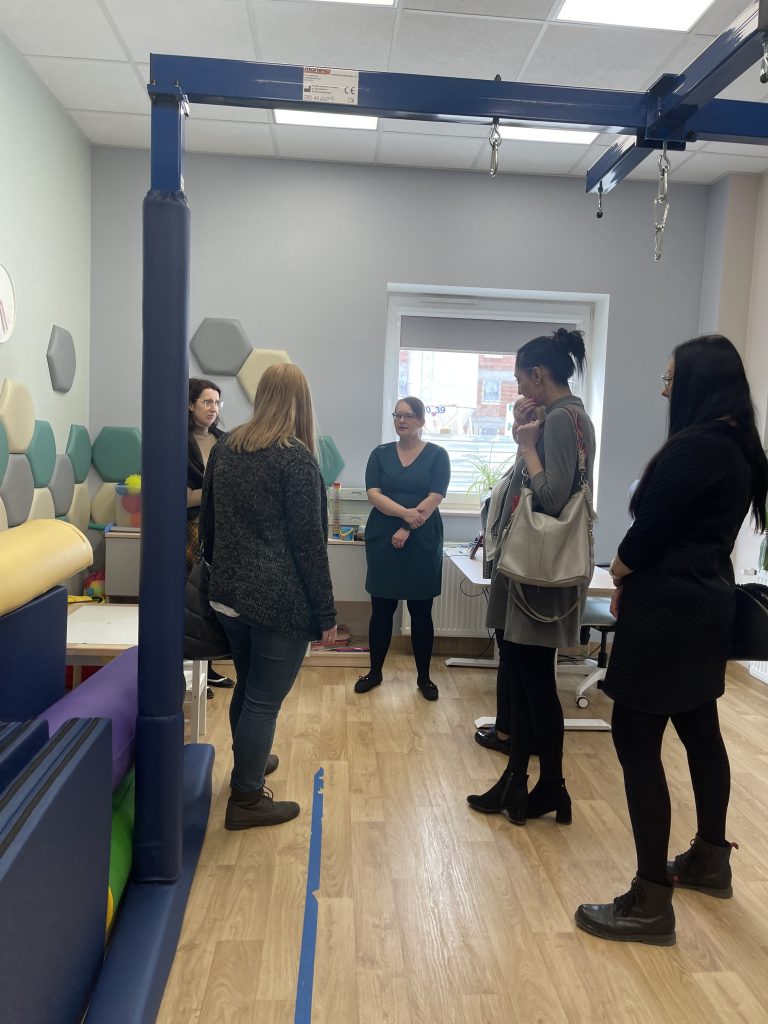 Zdjęcie przedstawia rozmawiających pracowników MOPR Chełm i pracowników RPDiT podczas wspólnej rozmowy w Sali terapii SI.