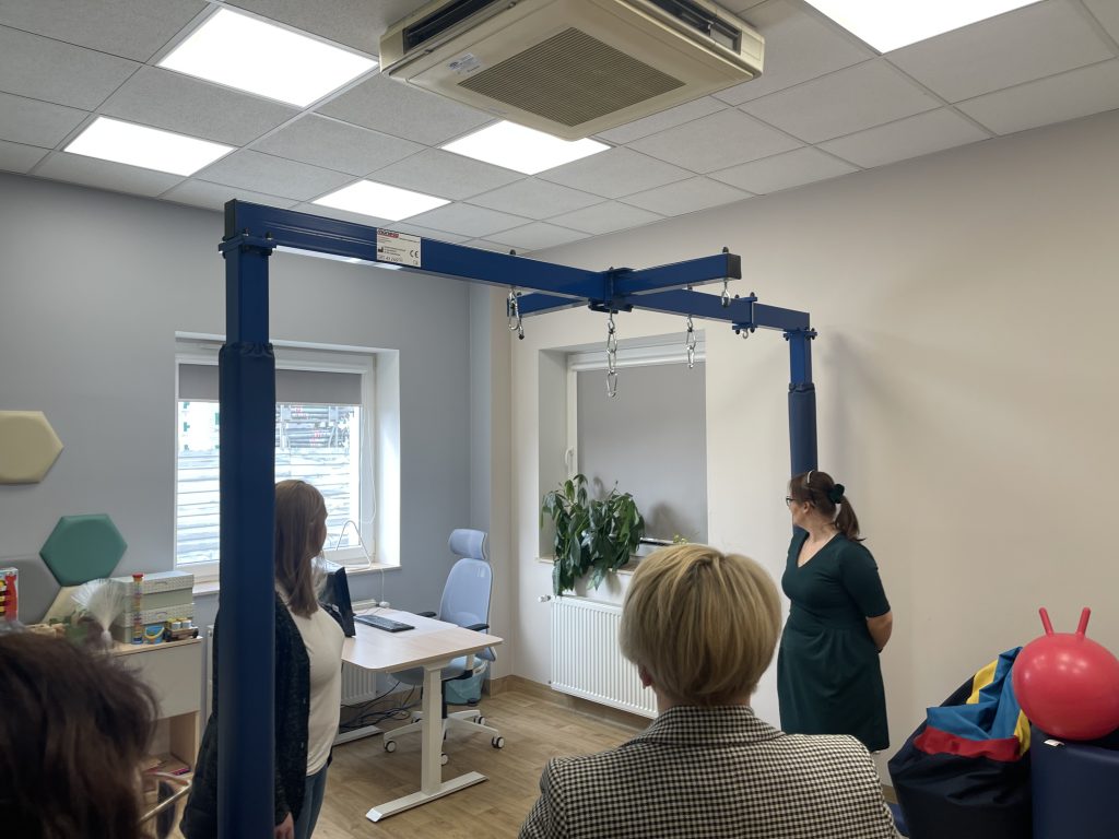 Na zdjęciu widać, pracowników i Panią Dyrektor podczas wizyty studyjnej w Sali Terapeutycznej zwróconych w stronę okna.