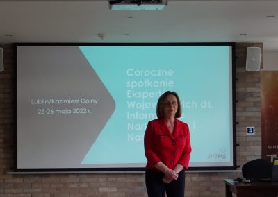 Dyrektor ROPS M Romanko wita gosci na sali konferencyjnej