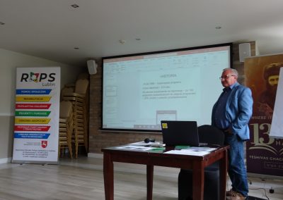 Doktor A. Kaciuba podczas prezentacji na sali konferencyjnej