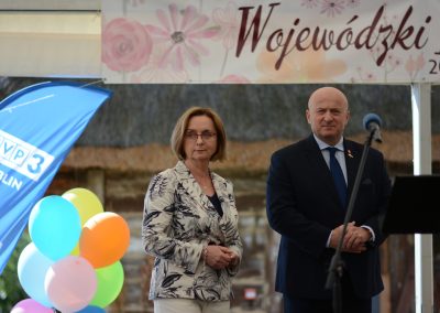 Wojewodzki-Dzien-Rodzin-Marszalek-Jaroslaw-Stawiarski-i-Dyrektor-ROPS-Malgorzata-Romanko