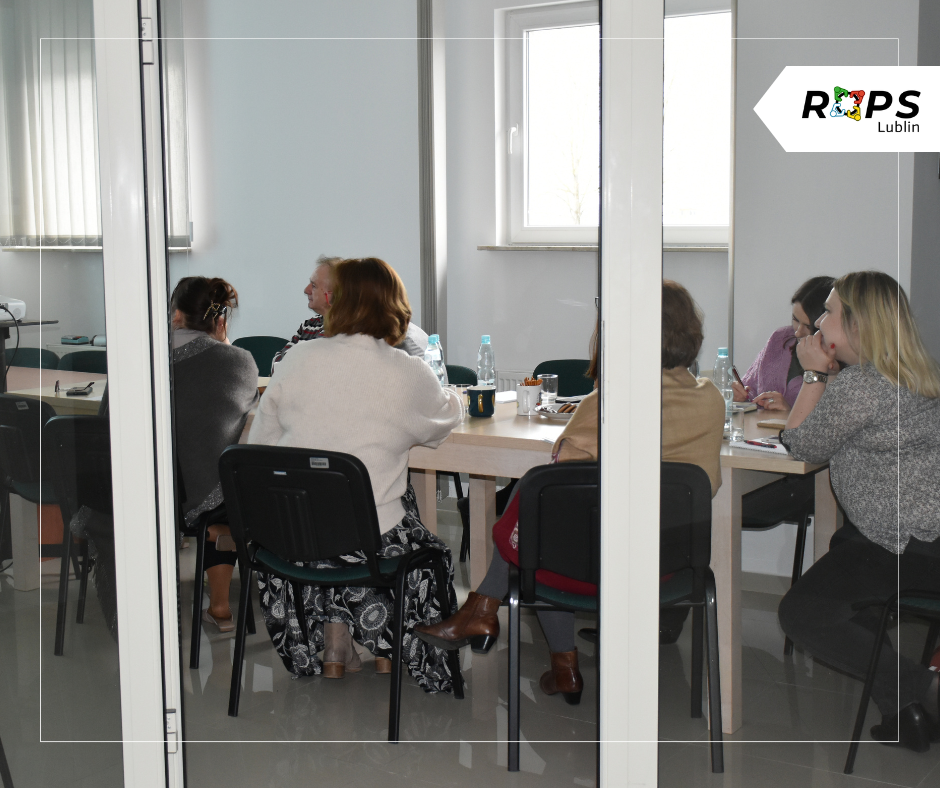 Pracownicy ROPS uczestniczący w szkoleniu na sali konferencyjnej 