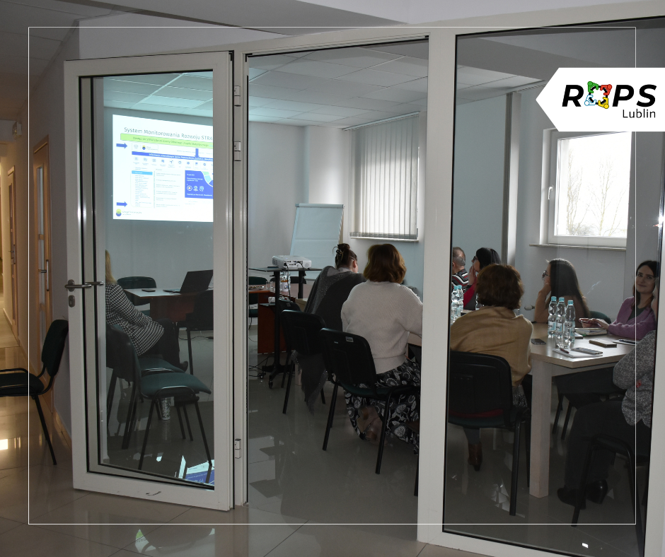 Pracownicy ROPS uczestniczący w szkoleniu na sali konferencyjnej 