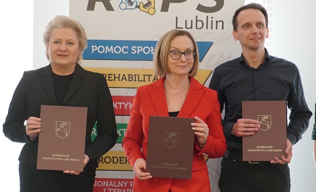 Pani Dyrektor Małgorzata Romanko pozuje z Członkami Komitetu