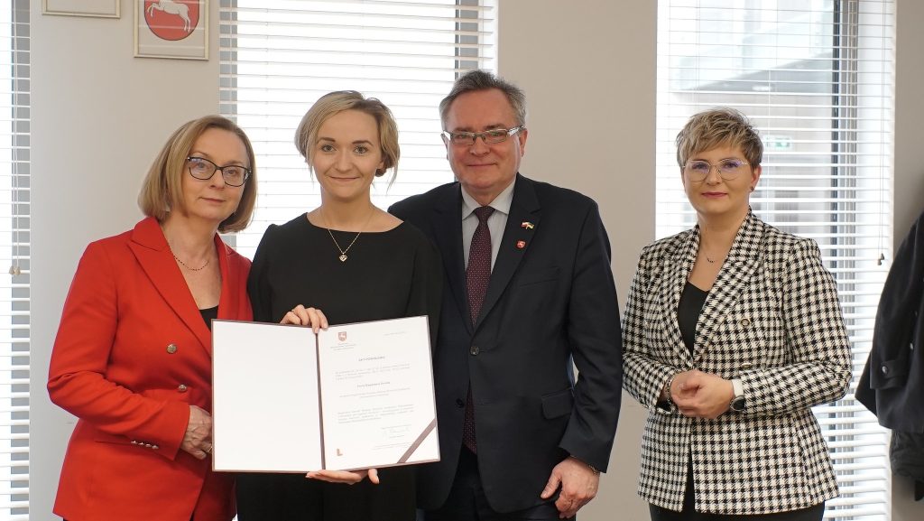 Na zdjęciu Pan Wicemarszałek Zbigniew Wojciechowski, Pani Dyrektor Małgorzata Romanko, Pani Zastępca Dyrektora Marta Rak pozują z Członkiem Komitetu 