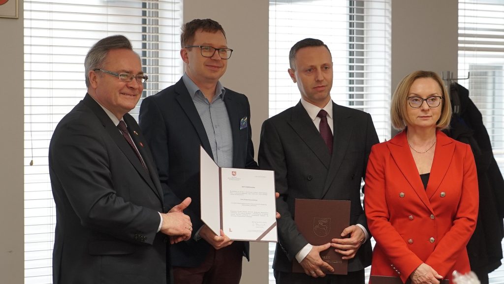 Na zdjęciu Pan Wicemarszałek Zbigniew Wojciechowski oraz Pan Wicemarszałek Michał Mulawa, Pani Dyrektor Małgorzata Romanko pozują z Członkiem Komitetu