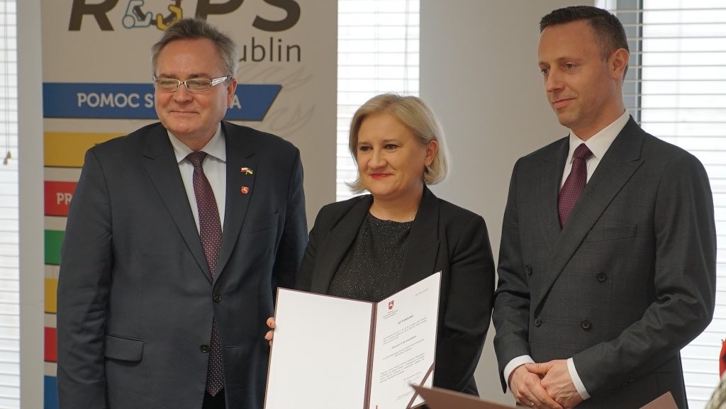 Pan Wicemarszałek Zbigniew Wojciechowski oraz Pan Wicemarszałek Michał Mulawa pozują z Członkiem Komitetu