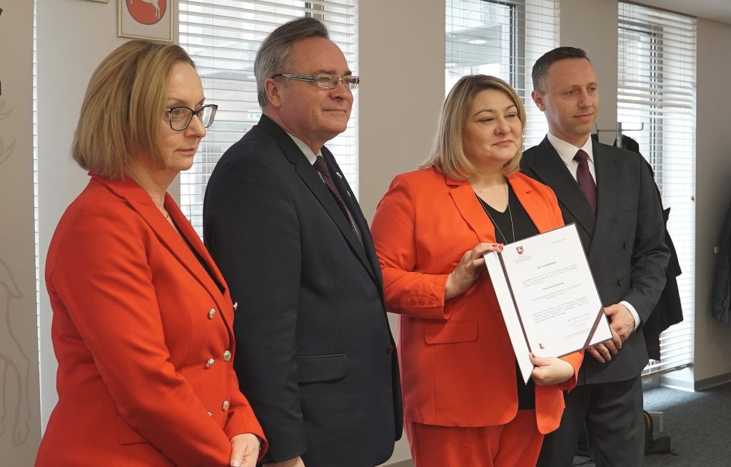 Na zdjęciu Pan Wicemarszałek Zbigniew Wojciechowski oraz Pan Wicemarszałek Michał Mulawa, Pani Dyrektor Małgorzata Romanko pozują z Członkiem Komitetu 