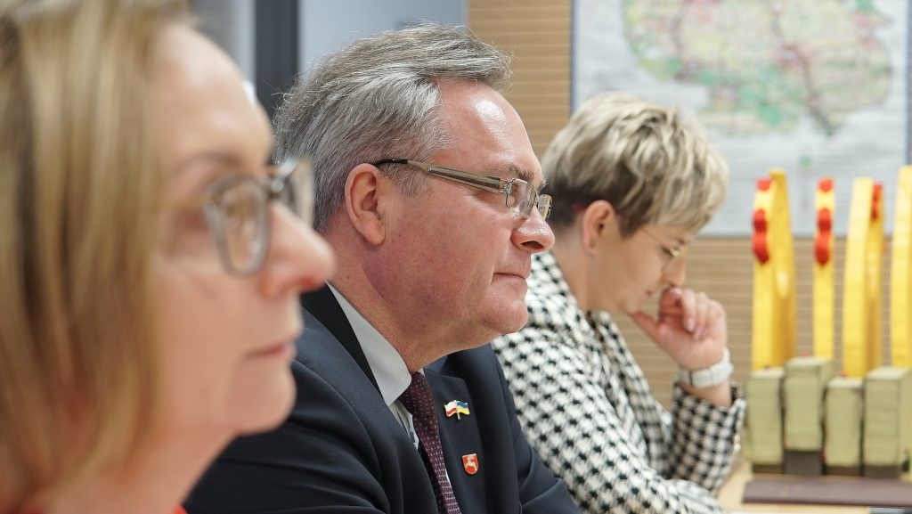 Na pierwszym planie Pan Wicemarszałek Zbigniew Wojciechowski, na drugim planie Pani Dyrektor Marta Rak oraz Pani Zastępca Dyrektora Marta Rak 