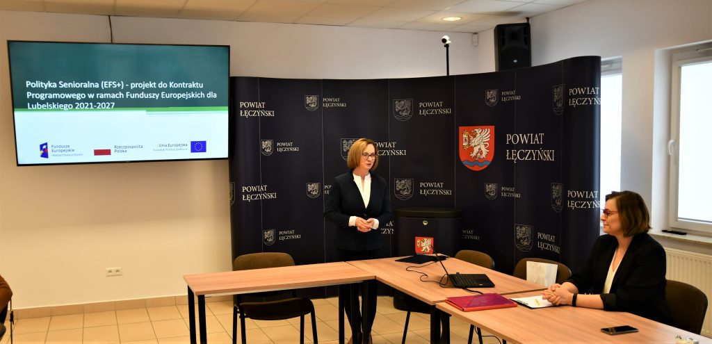 Od lewej: Dyrektor Regionalnego Ośrodka Polityki Społecznej w Lublinie Małgorzata Romanko oraz pracownik ROPS Lublin Katarzyna Szafran