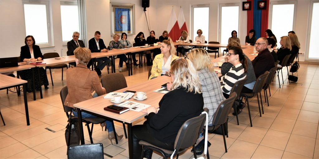 Od lewej: Katarzyna Szafran pracownik ROPS Lublin, Starosta Łęczyński Krzysztof Niewiadomski, Wicestarosta Łęczyński Michał Pelczarski oraz przedstawiciele jst