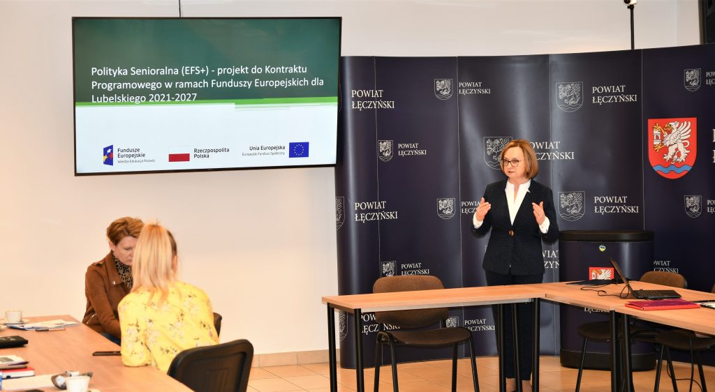 Dyrektor Regionalnego Ośrodka Polityki Społecznej w Lublinie Małgorzata Romanko oraz uczestnicy spotkania