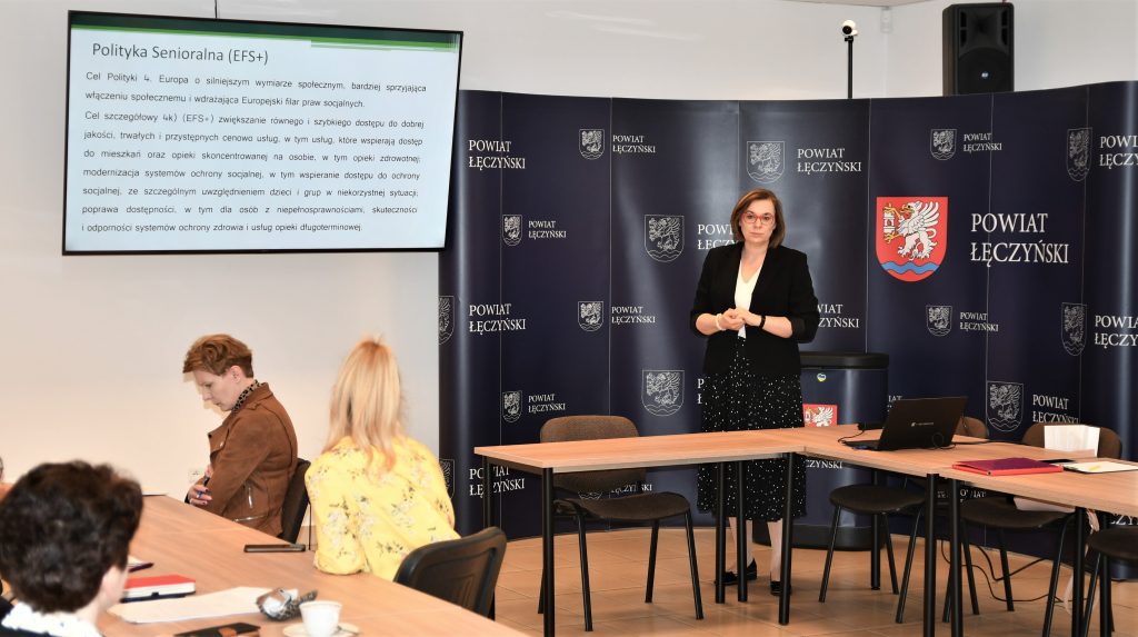 Katarzyna Szafran pracownik ROPS Lublin oraz uczestnicy spotkania, przedstawiciele JST