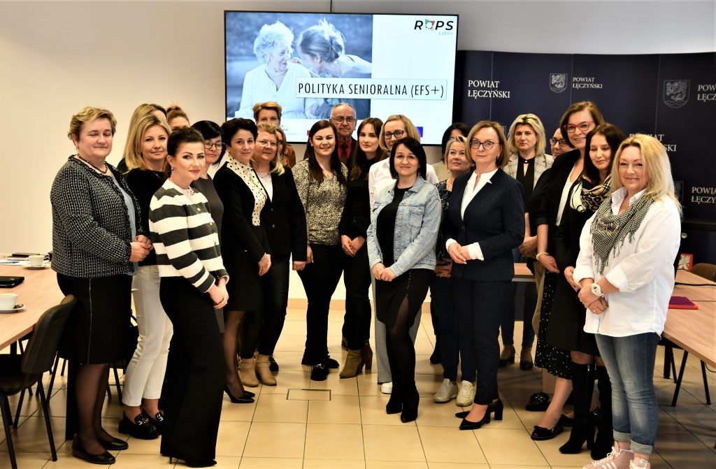 Dyrektor Regionalnego Ośrodka Polityki Społecznej w Lublinie Małgorzata Romanko, pracownik Regionalnego Ośrodka Polityki Społecznej w Lublinie Katarzyna Szafran oraz uczestnicy spotkania 