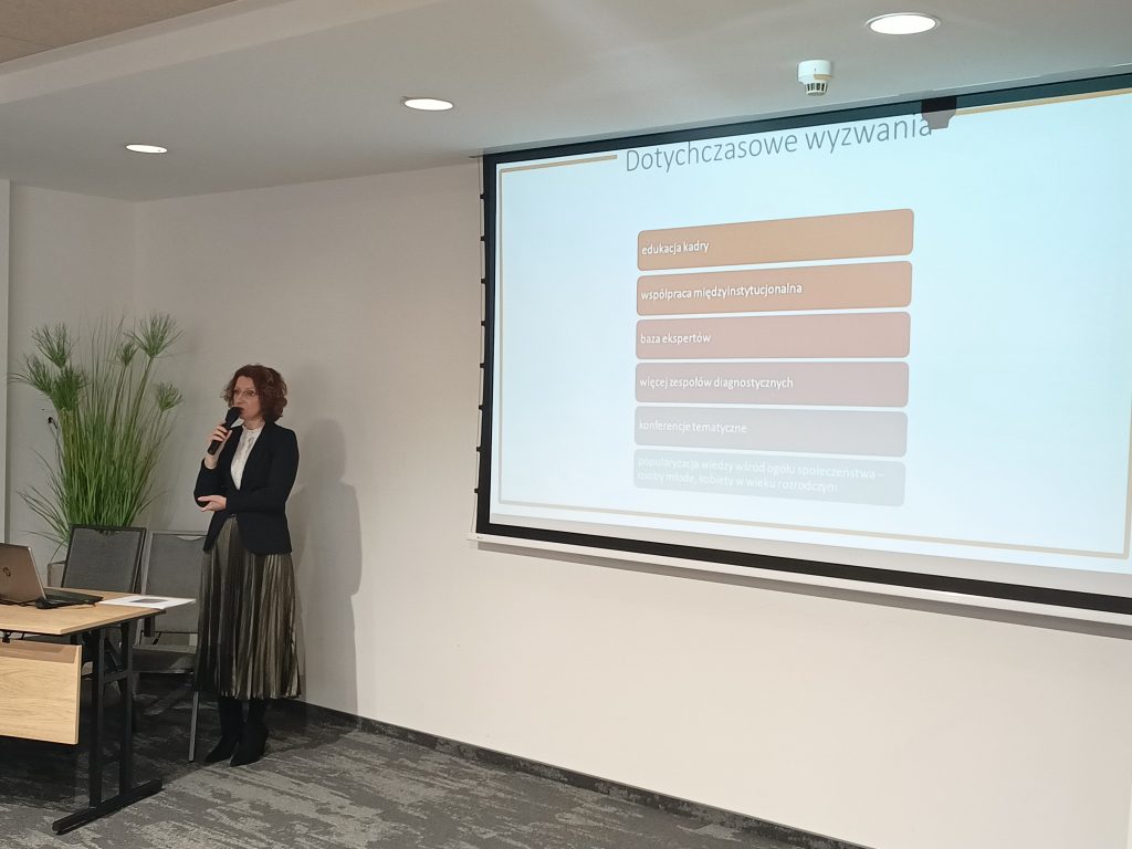Inspektor ds edukacji i promocji Agnieszka lembrych-Furtak podczas prezentacji