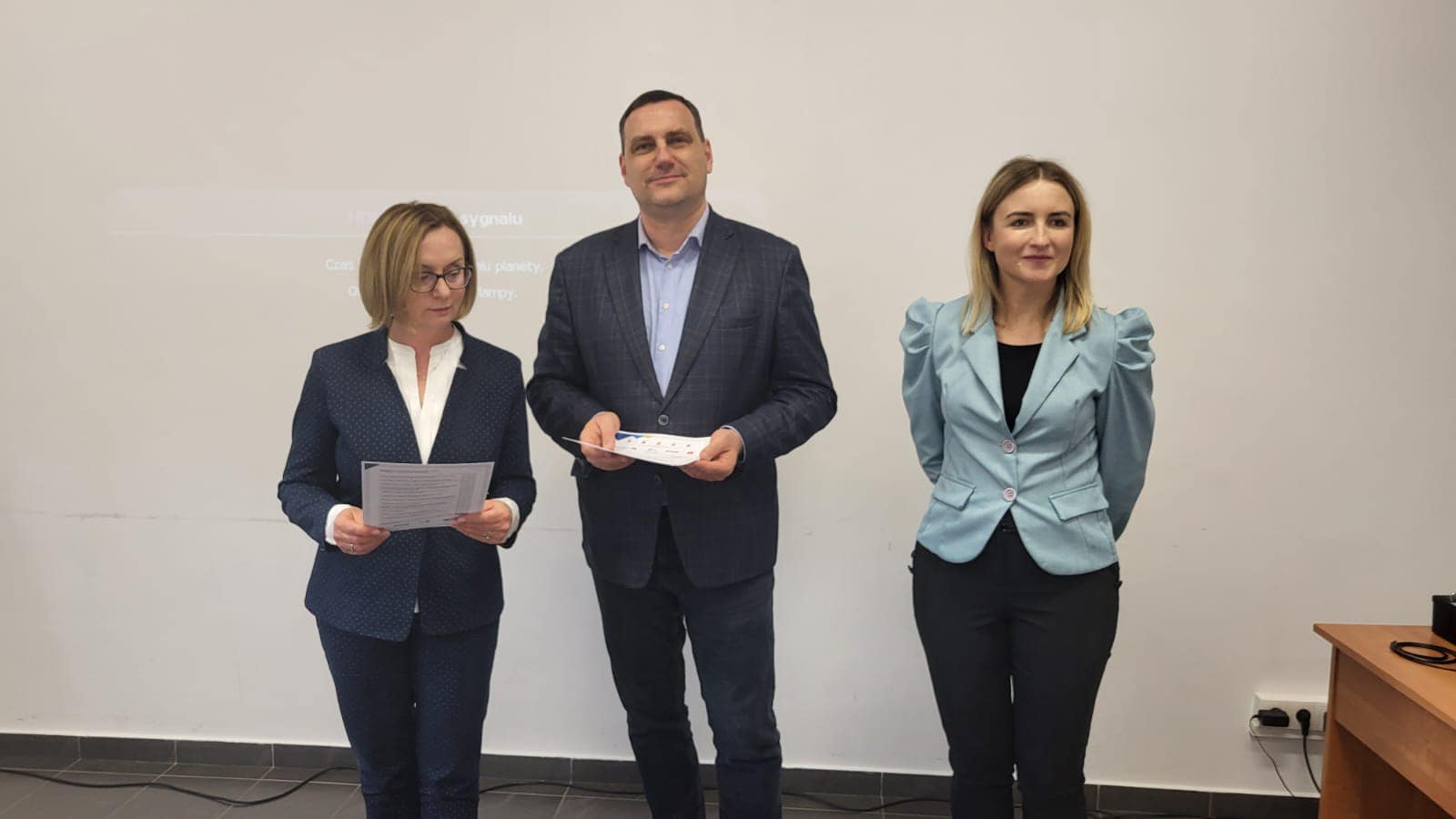 od lewej: Pani Dyrektor Małgorzata Romanko, Pan Paweł Wiśniewski, Pani Justyna Pawlak