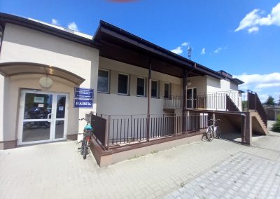 Fotografia przedstawia wejście do budynku ZAZ Janów Lubelski