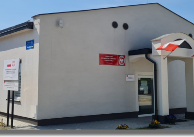 Fotografia przedstawia wejście do budynku ZAZ Jaszczów