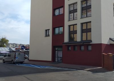 Fotografia przedstawia wejscie do budynku ZAZ Łuków