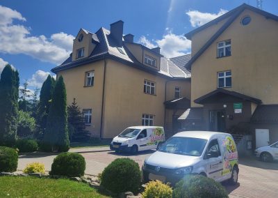 Fotografia przedstawia wejscie do budynku ZAZ Przeorsk